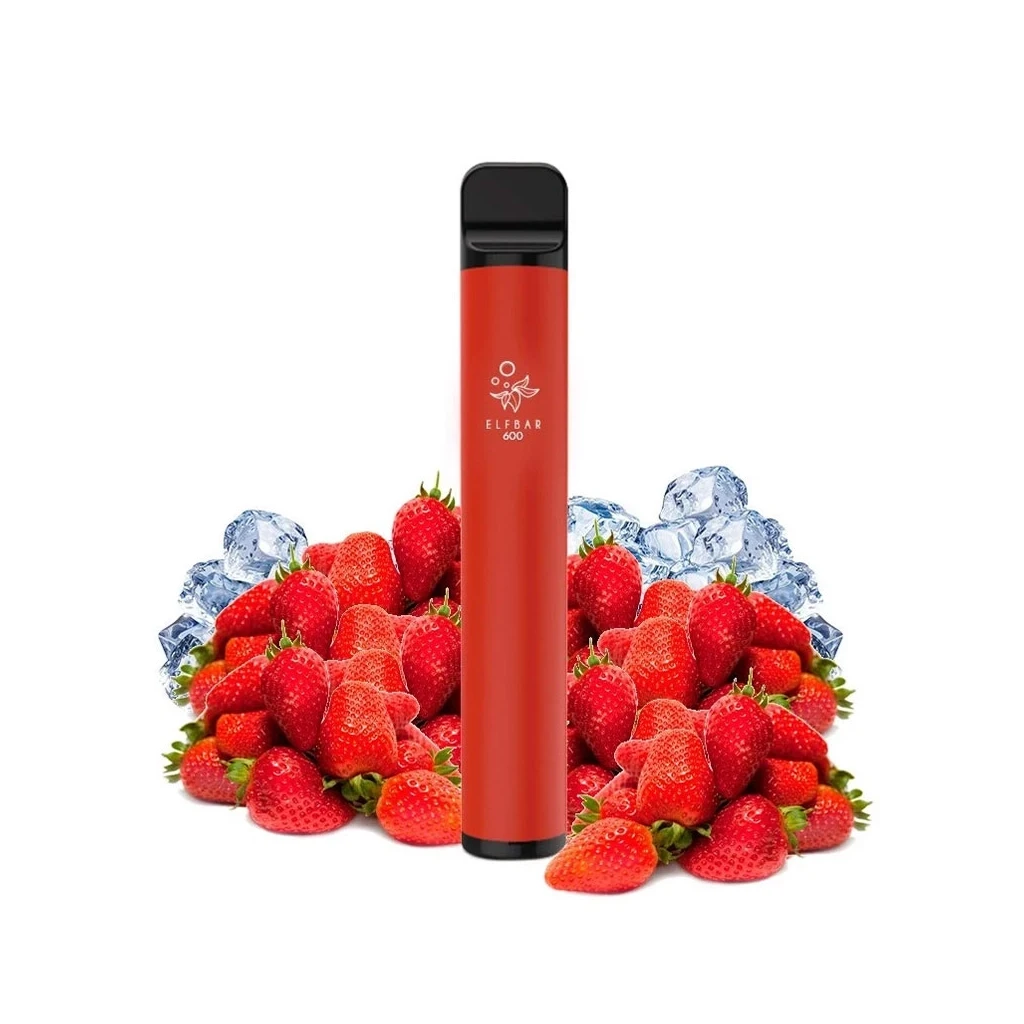 Vaper Elfbar 600 Strawberry Ice de cuerpo rojo y boquilla negra, colocado verticalmente entre fresas y cubitos de hielo sobre fondo blanco.