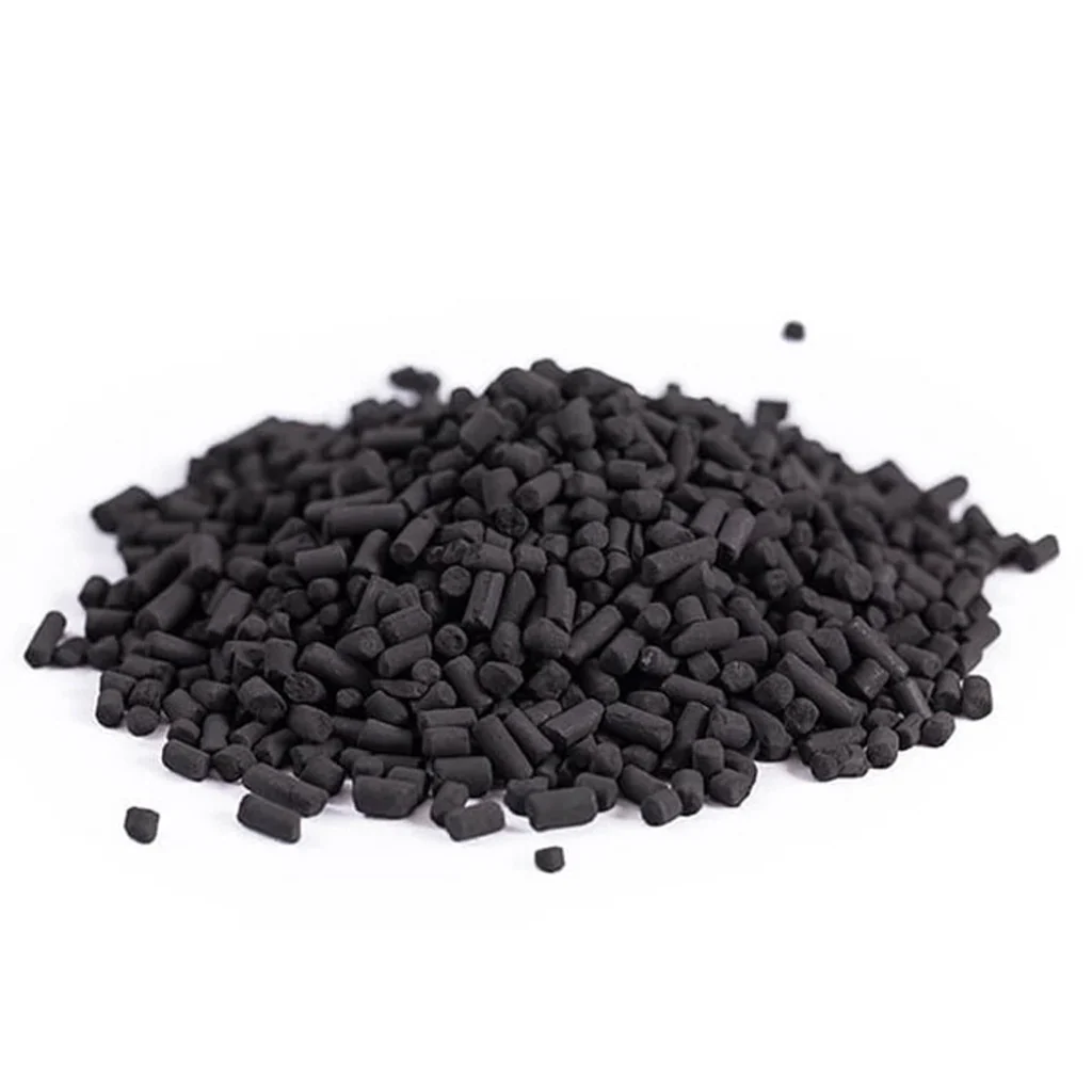 Montículo de pellets negros de carbón activo, de forma cilíndrica corta y superficie mate, sobre fondo blanco. Montículo de pellets negros de carbón activo, de forma cilíndrica corta y superficie mate, sobre fondo blanco.