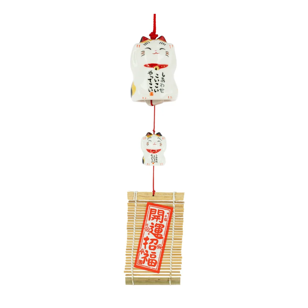 Campana colgante Maneki Neko con gatos blancos de distintos tamaños, cordón rojo y una esterilla con caracteres japoneses.