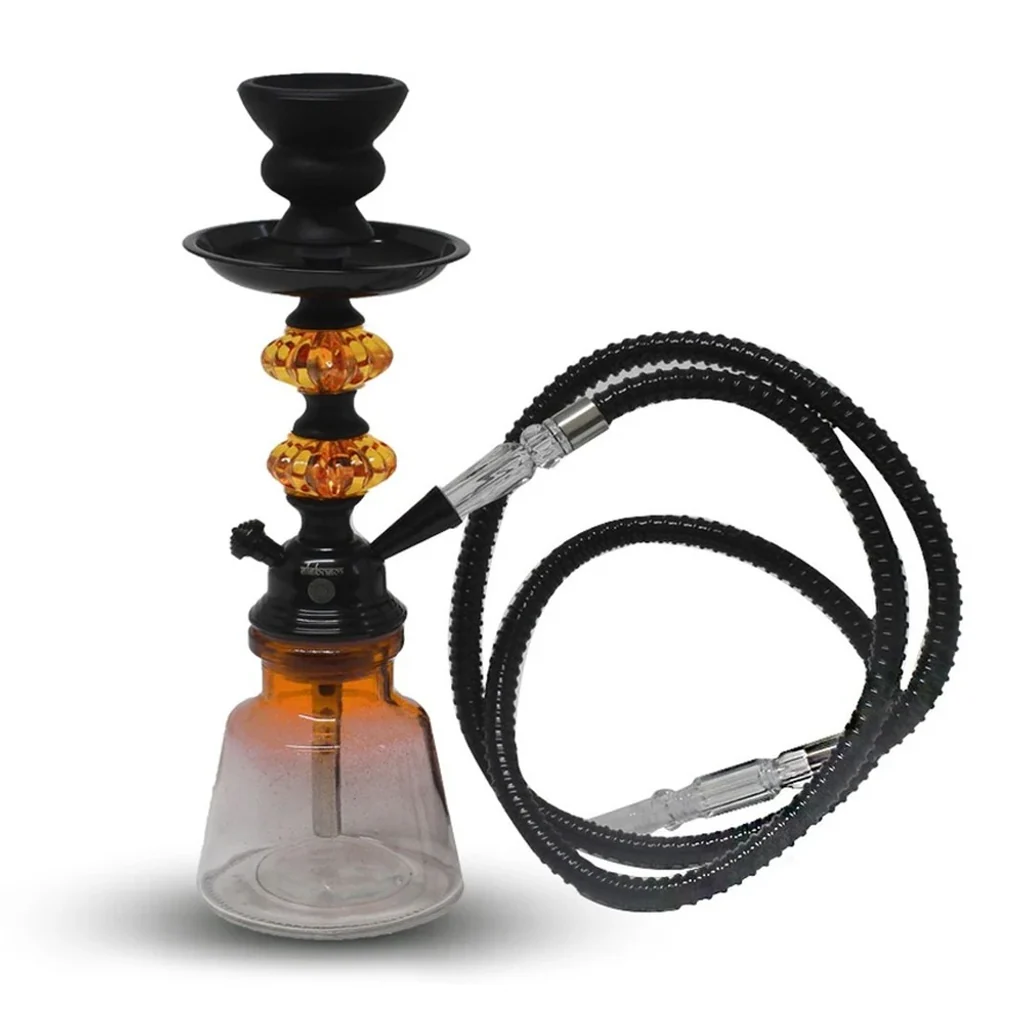 Shisha Mandala Cristal Mini con cuerpo negro, adornos ámbar, base transparente degradada y manguera negra enrollada a su lado.