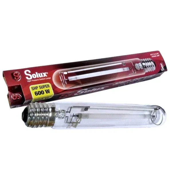 Bombilla tubular transparente con casquillo de rosca, junto a una caja Solux SHP Super que indica 600 W.