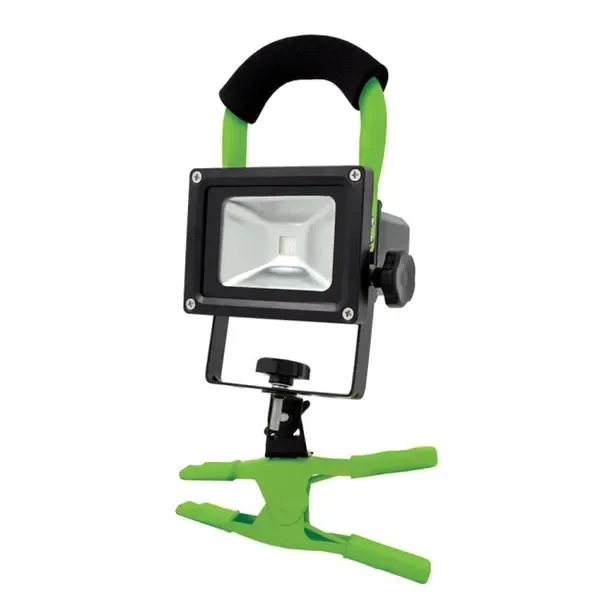 Lámpara LED LUMii con foco rectangular negro, asa verde con empuñadura negra y soporte orientable sobre una pinza verde.