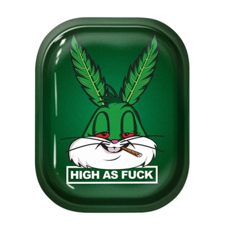 Bandeja verde de esquinas redondeadas con un conejo de ojos rojos, orejas con forma de hojas y un cigarrillo, y el texto «HIGH AS FUCK».