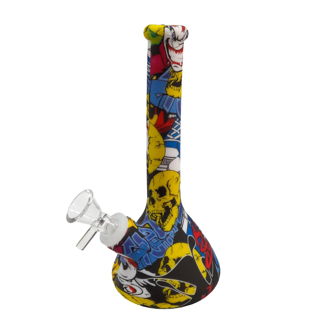 Bong de cuello recto y base abombada con estampado de grafitis y calaveras amarillas, y cazoleta transparente lateral.
