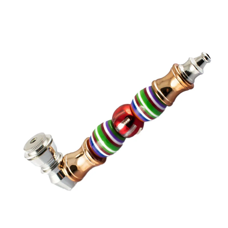 Pipa de metal Kitsch Style en diagonal, con franjas multicolores, pieza central roja y extremos de acabado dorado y plateado.