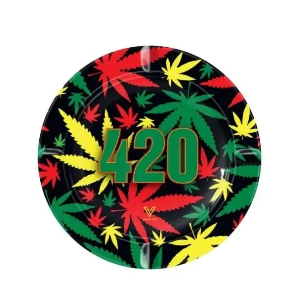 Cenicero redondo negro con el número 420 en verde y hojas de cannabis rojas, amarillas y verdes, visto desde arriba.