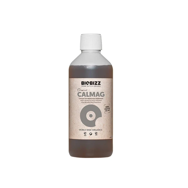 Botella de BioBizz Calmag con tapón blanco y etiqueta beige con el nombre del suplemento, sobre fondo blanco.