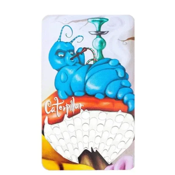 Grinder tarjeta Grinderland Oruga con una oruga azul fumando una cachimba y una zona perforada en forma de abanico en la parte inferior. Grinder tarjeta Grinderland Oruga con una oruga azul fumando una cachimba y una zona perforada en forma de abanico en la parte inferior.