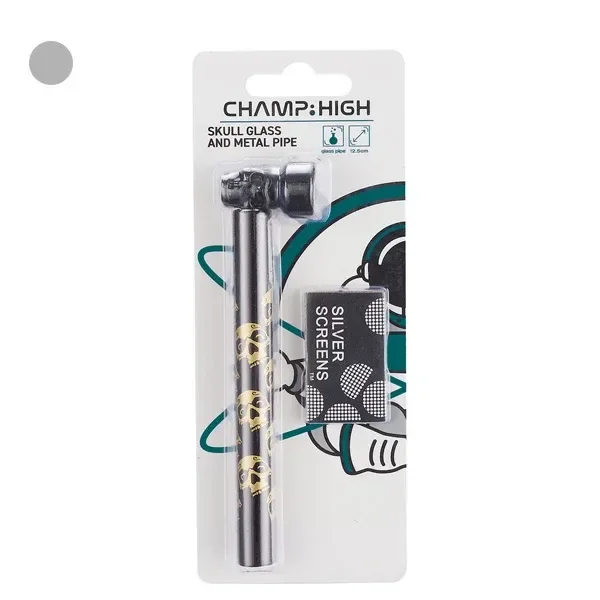 Pipa CHAMP HIGH en blíster, con tubo oscuro decorado con calaveras doradas, cazoleta plateada y un sobre de rejillas Silver Screens.
