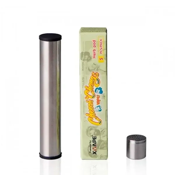 Depósito tubular plateado con extremos negros junto a una caja XVAPE de cápsulas y una pequeña pieza cilíndrica con tapa perforada.