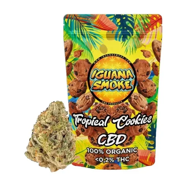 Bolsa de Iguana Smoke Tropical Cookies CBD con diseño tropical amarillo e ilustraciones de galletas, junto a un cogollo sobre fondo blanco.
