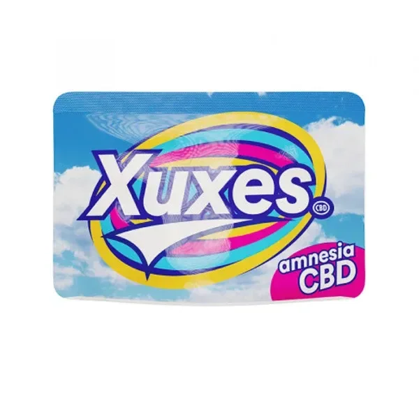 Envase de Cáñamo CBD Xuxes Amnesia con logotipo blanco, aros multicolores y fondo azul con nubes.