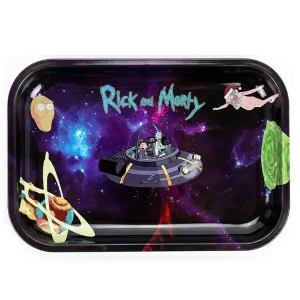 Bandeja rectangular de bordes negros con Rick y Morty en un ovni, fondo espacial violeta, planetas y un portal verde.