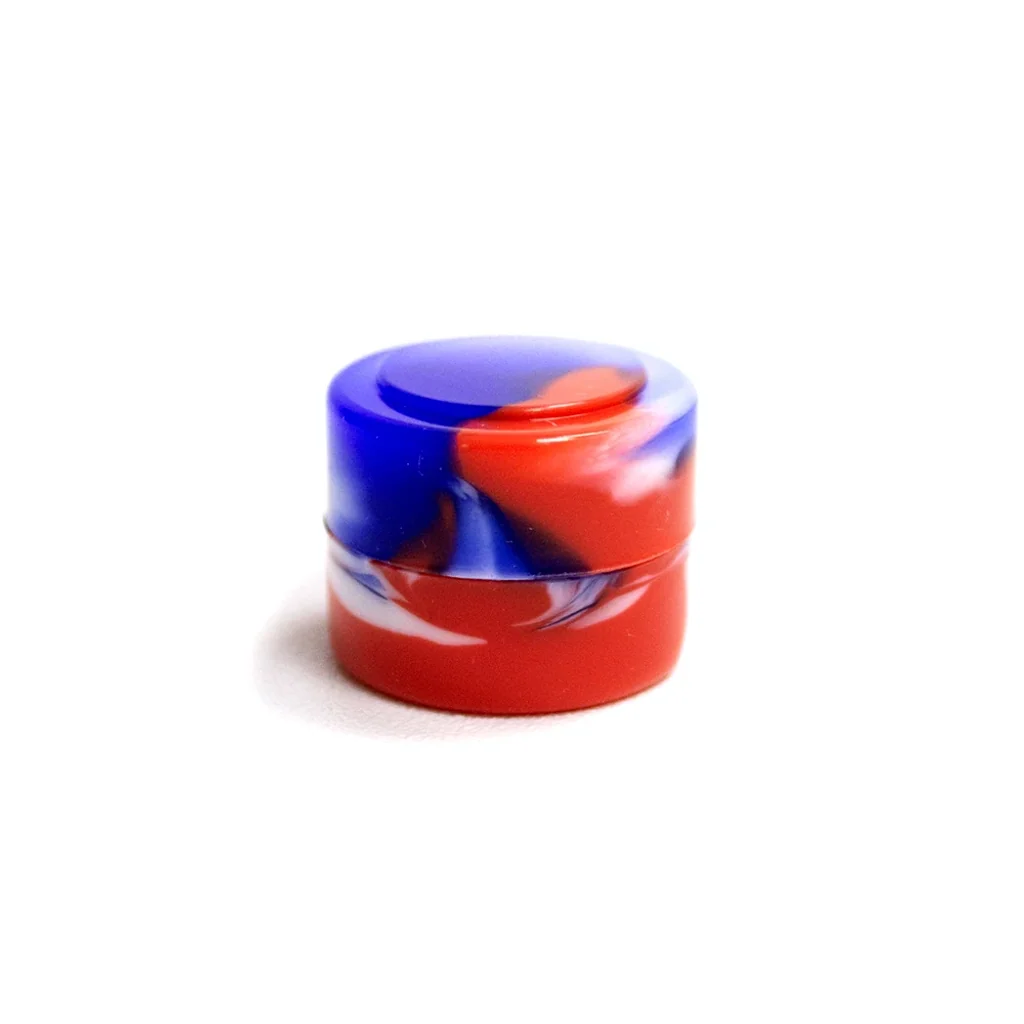 Bote cilíndrico Easy Garden Smokers cerrado, con tapa redondeada y un diseño de remolinos rojos, azules y blancos sobre fondo blanco.