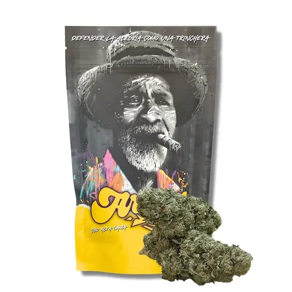 Flores de cáñamo CBD Arima Orange delante de una bolsa gris y amarilla con el retrato de un hombre con sombrero y un cigarro.