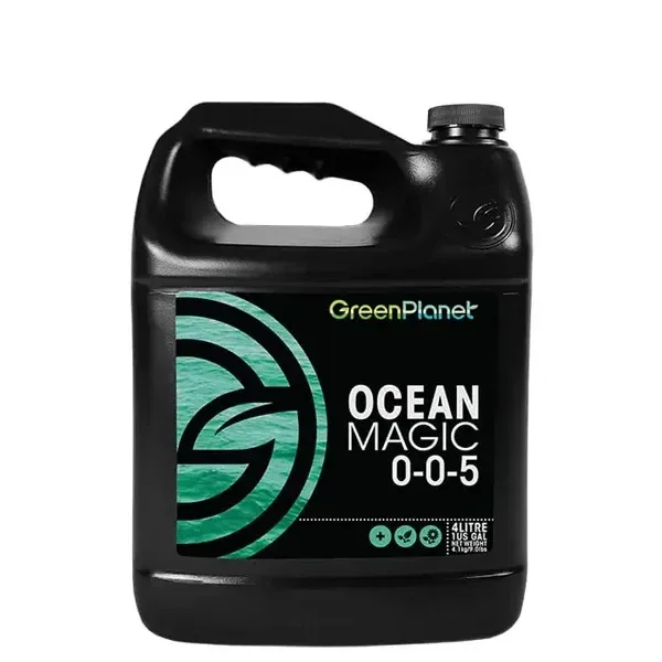 Garrafa negra de Ocean Magic de GreenPlanet con asa y tapón superior; etiqueta negra y verde con la fórmula 0-0-5. Garrafa negra de Ocean Magic de GreenPlanet con asa y tapón superior; etiqueta negra y verde con la fórmula 0-0-5.