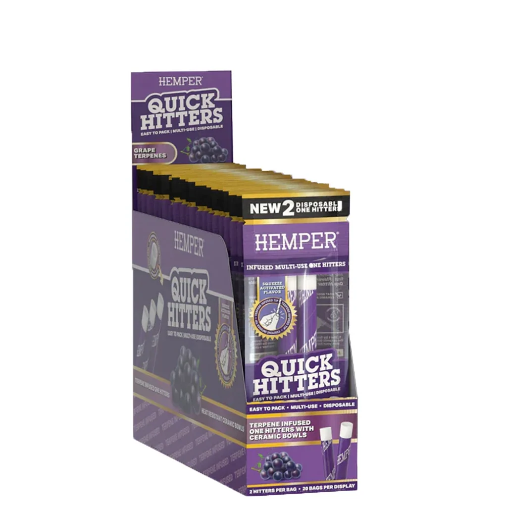 Expositor morado Hemper Quick Hitters Grape con varios sobres de pipas One Hitter y dibujos de uvas en el embalaje.