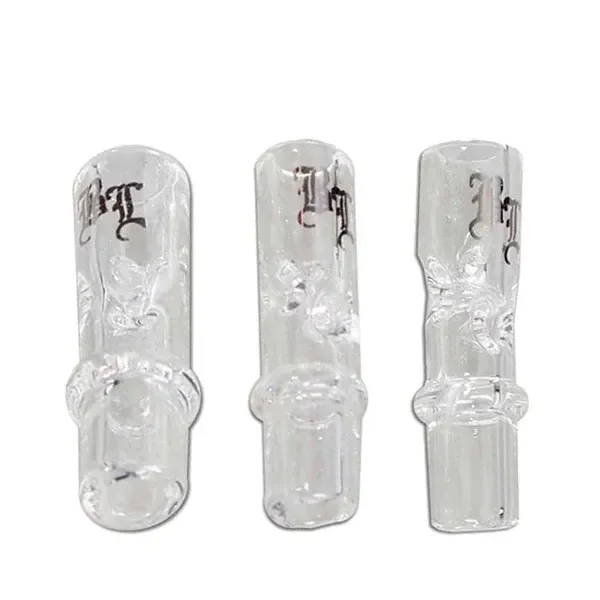 Filtros de cristal transparentes vistos desde distintos ángulos, con forma tubular, relieves interiores, anillo exterior y letras oscuras.
