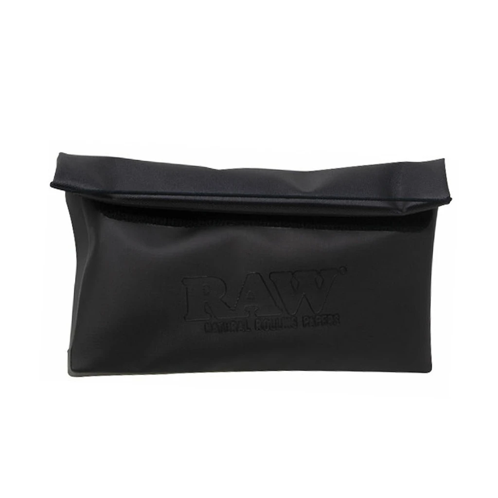 Estuche Flat Pack RAW negro, de forma rectangular, con solapa superior plegada y logotipo RAW en relieve en el frontal. Estuche Flat Pack RAW negro, de forma rectangular, con solapa superior plegada y logotipo RAW en relieve en el frontal.