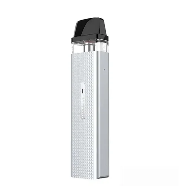 Vaporesso XROS Mini plateado en posición vertical, con frontal de textura geométrica, depósito transparente y boquilla negra.