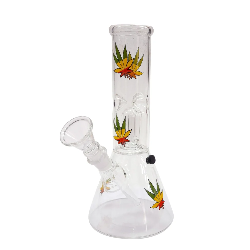Bong transparente de base ensanchada con hojas verdes, amarillas y rojas, cazoleta lateral y tubo interior visible.