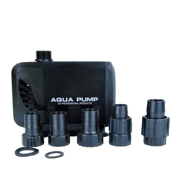Bomba de agua sumergible Easy Garden negra, con salida roscada superior y varios adaptadores y juntas delante, sobre fondo blanco.