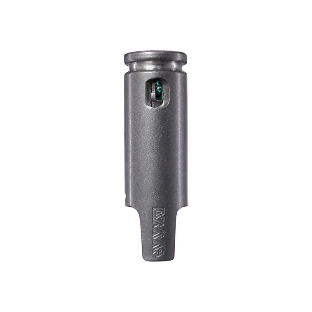 Tapa DynaVap Thermal Hype Cap gris, con cuerpo cilíndrico, abertura lateral y lengüeta inferior con el nombre grabado.