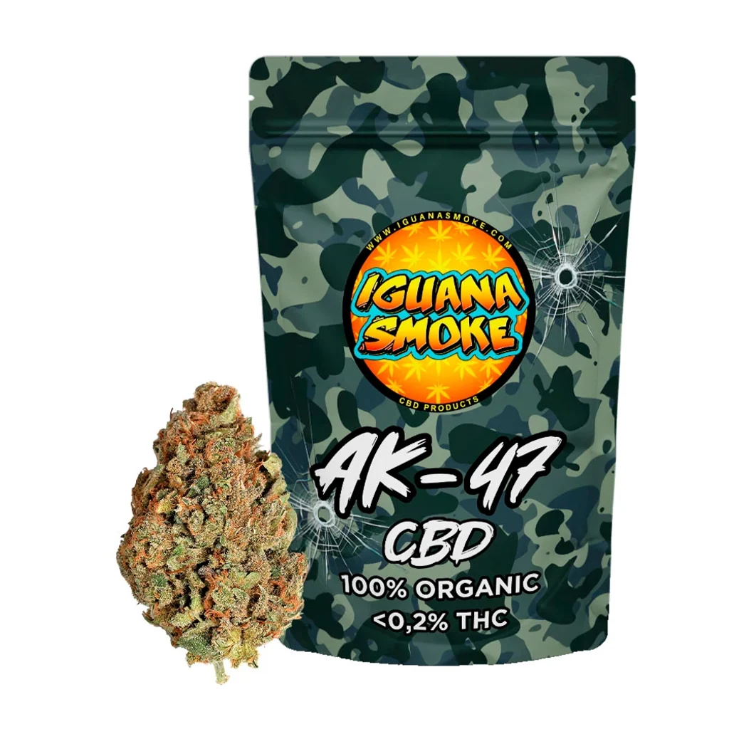 Bolsa de camuflaje Iguana Smoke AK-47 CBD junto a un cogollo; la etiqueta indica menos del 0,2 % de THC.