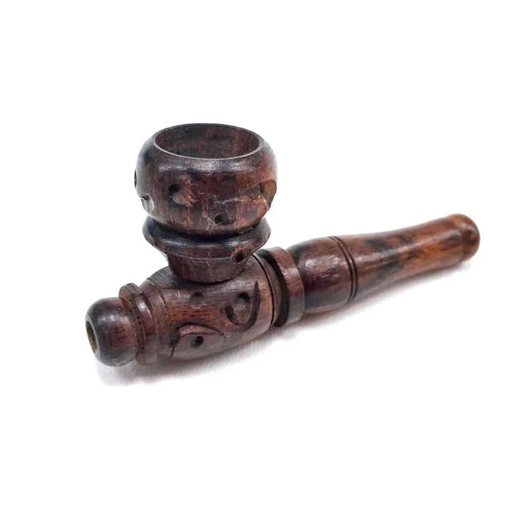 Pipa de madera marrón con cazoleta redondeada, relieves tallados y boquilla alargada, vista en diagonal sobre fondo blanco.