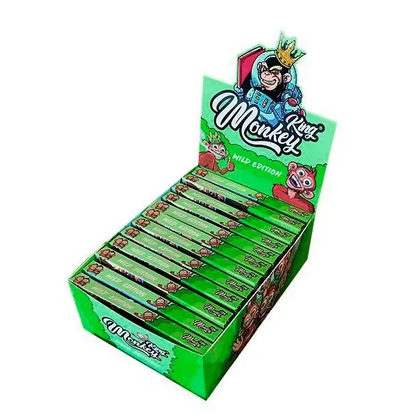 Expositor verde de librillos Monkey King Size Slim & Tips Wild Edition, con ilustraciones de monos y un mono coronado en la cabecera.