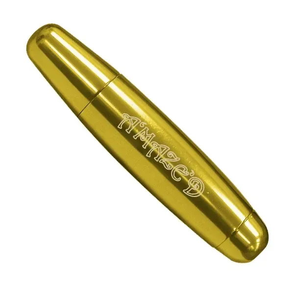Pipa Amazed Gold de cuerpo alargado dorado, extremos redondeados y nombre grabado, dispuesta en diagonal sobre fondo blanco.