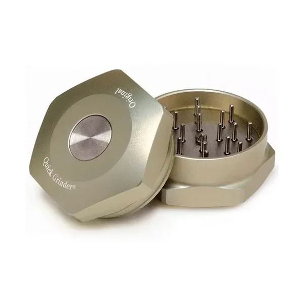 Quick Grinder Champagne abierto, con púas interiores visibles y tapa apoyada de lado, con botón circular central y nombre grabado.