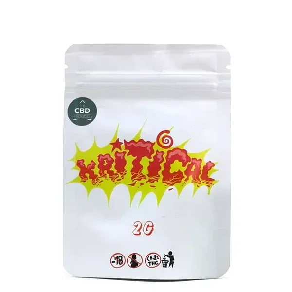 Bolsa blanca con cierre de CBD House Kritical, con letras rojas sobre un motivo amarillo y la indicación de 2 g.