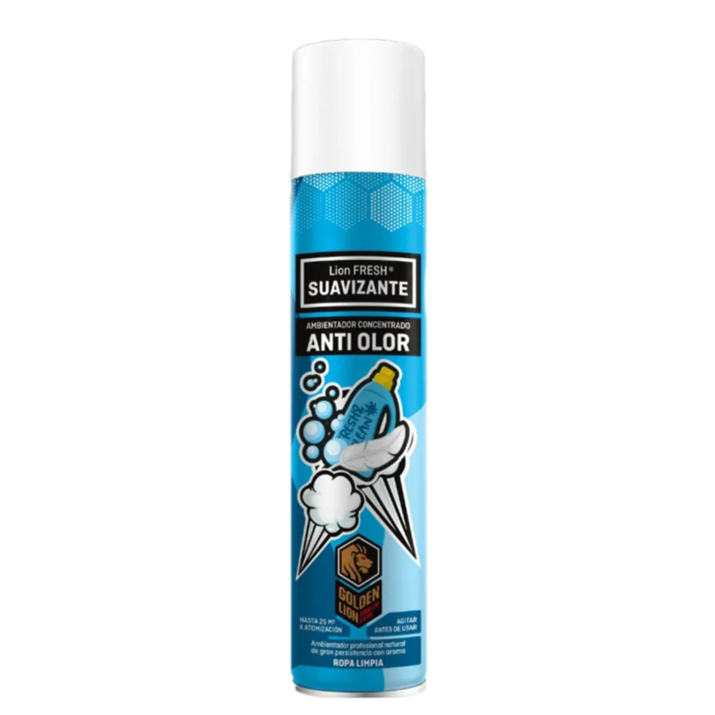 Ambientador Lion Fresh Suavizante en aerosol azul con tapa blanca, etiqueta «Anti olor» e ilustraciones de ropa y burbujas. Ambientador Lion Fresh Suavizante en aerosol azul con tapa blanca, etiqueta «Anti olor» e ilustraciones de ropa y burbujas.