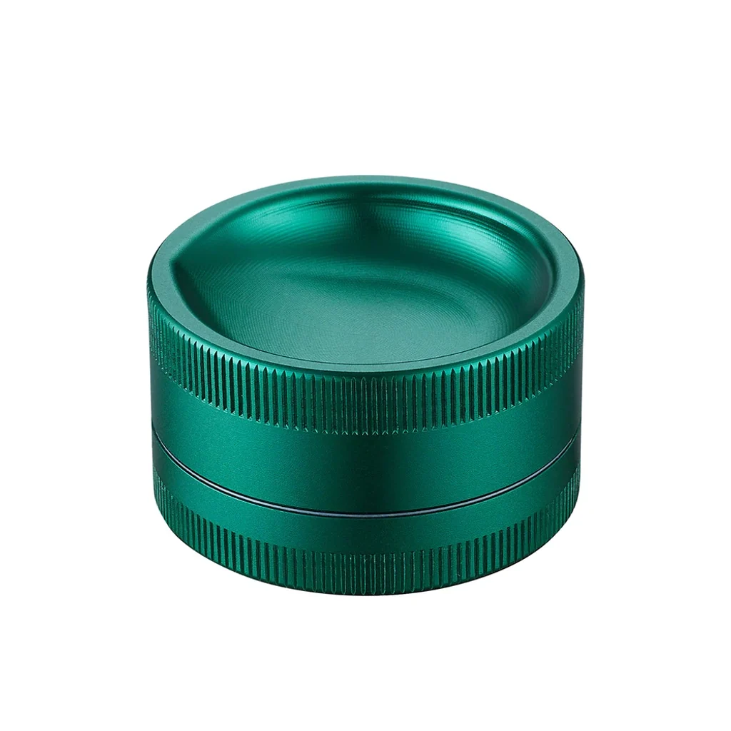 Grinder Gum Drop verde, cerrado y visto en perspectiva, con tapa cóncava, bordes estriados y una junta horizontal en el cuerpo.