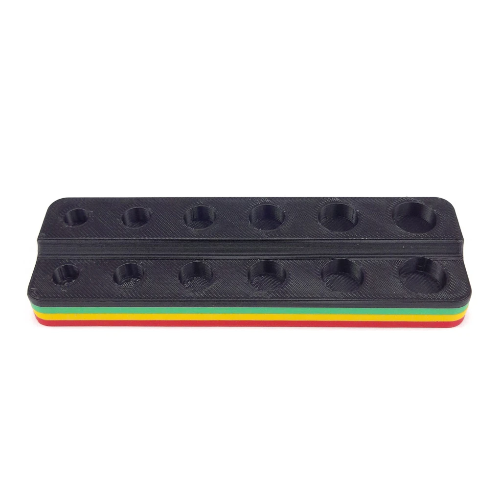 Expositor negro para filtros de cristal, con dos filas escalonadas de huecos circulares y franjas verde, amarilla y roja en la base.