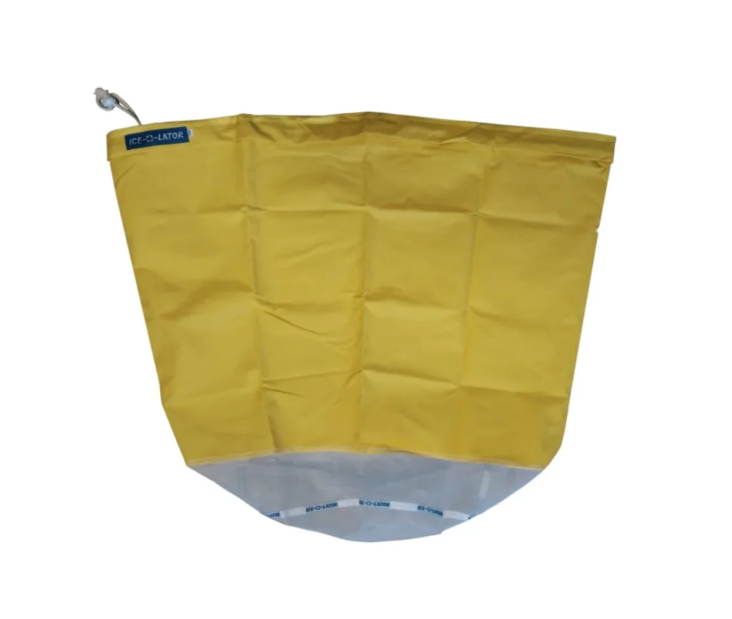 Bolsa Ice-O-Lator amarilla extendida, con fondo de malla translúcida, cordón de cierre y etiqueta azul en el borde superior. Bolsa Ice-O-Lator amarilla extendida, con fondo de malla translúcida, cordón de cierre y etiqueta azul en el borde superior.