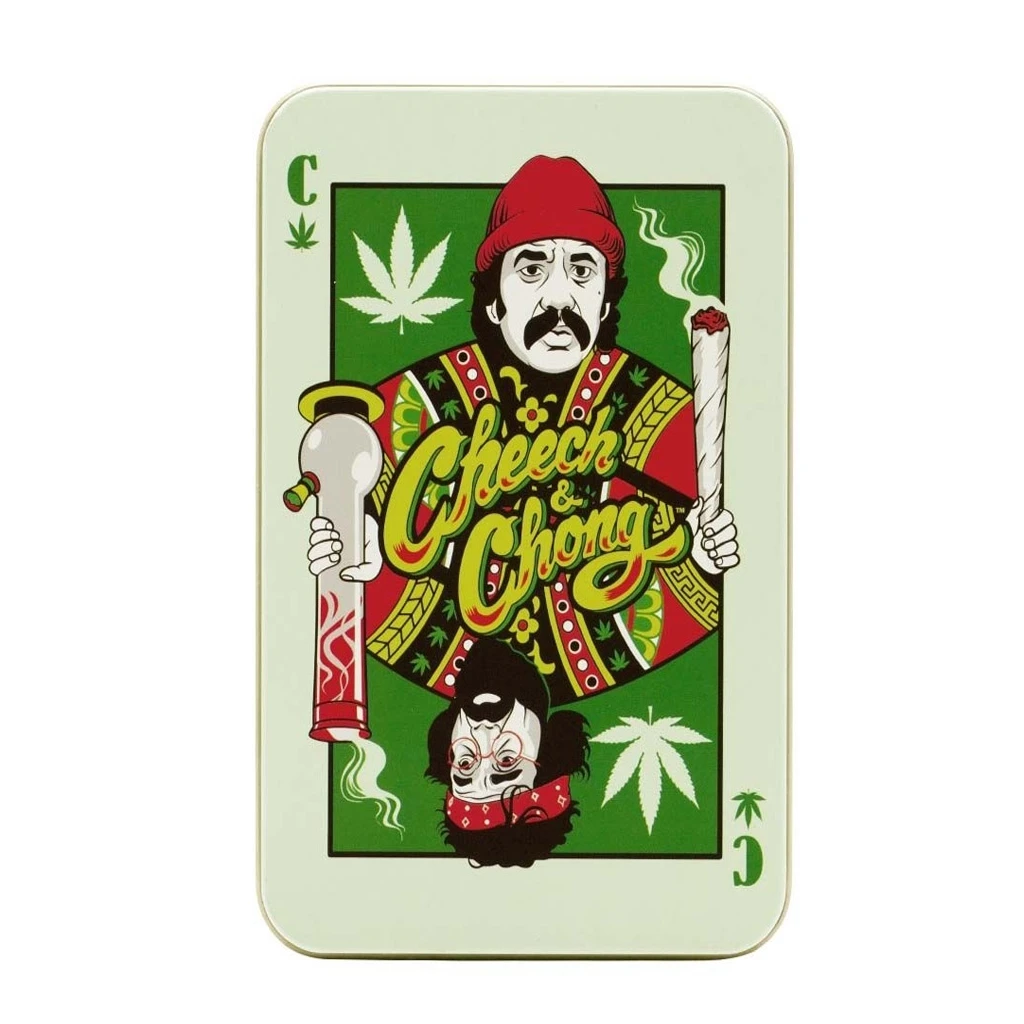 Caja Cheech & Chong con esquinas redondeadas y diseño de naipe verde, caricaturas invertidas, hojas de cannabis y letras amarillas.