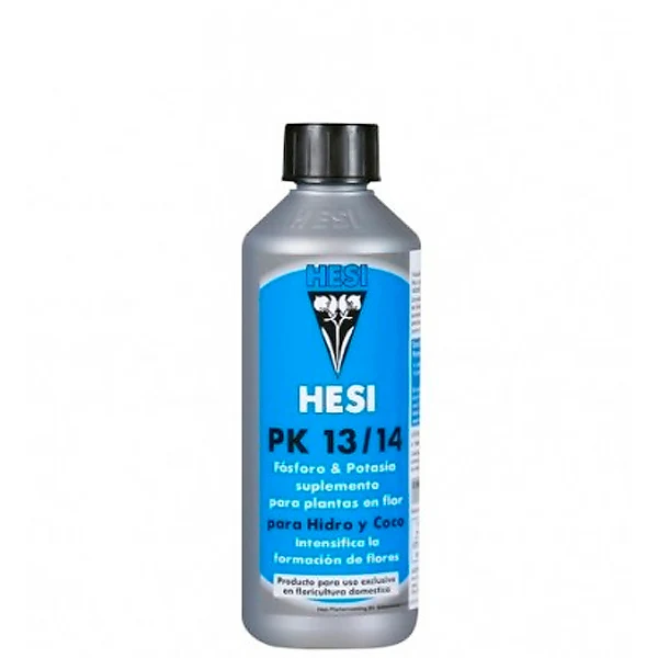 Botella gris de HESI PK 13/14 con tapón negro y etiqueta azul que indica fósforo y potasio para hidro y coco. Botella gris de HESI PK 13/14 con tapón negro y etiqueta azul que indica fósforo y potasio para hidro y coco.