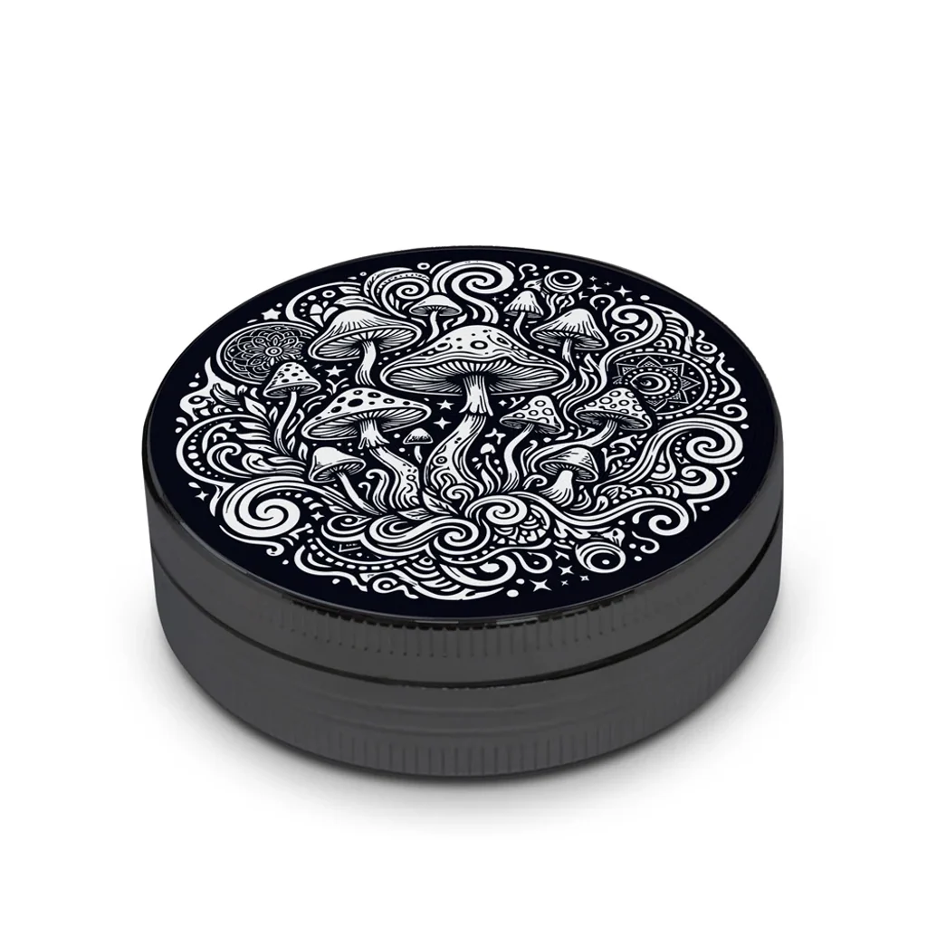 Grinder Metal Psychedelic negro, cerrado y visto en perspectiva, con setas y motivos blancos de espirales en la tapa.