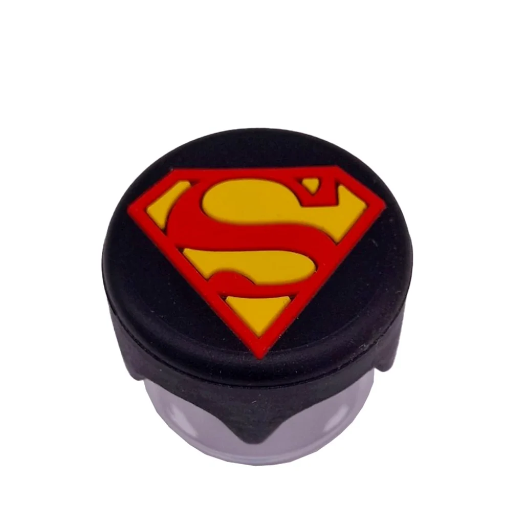 Bote de cuerpo translúcido con tapa negra y emblema rojo y amarillo de Superman, visto en perspectiva sobre fondo blanco.