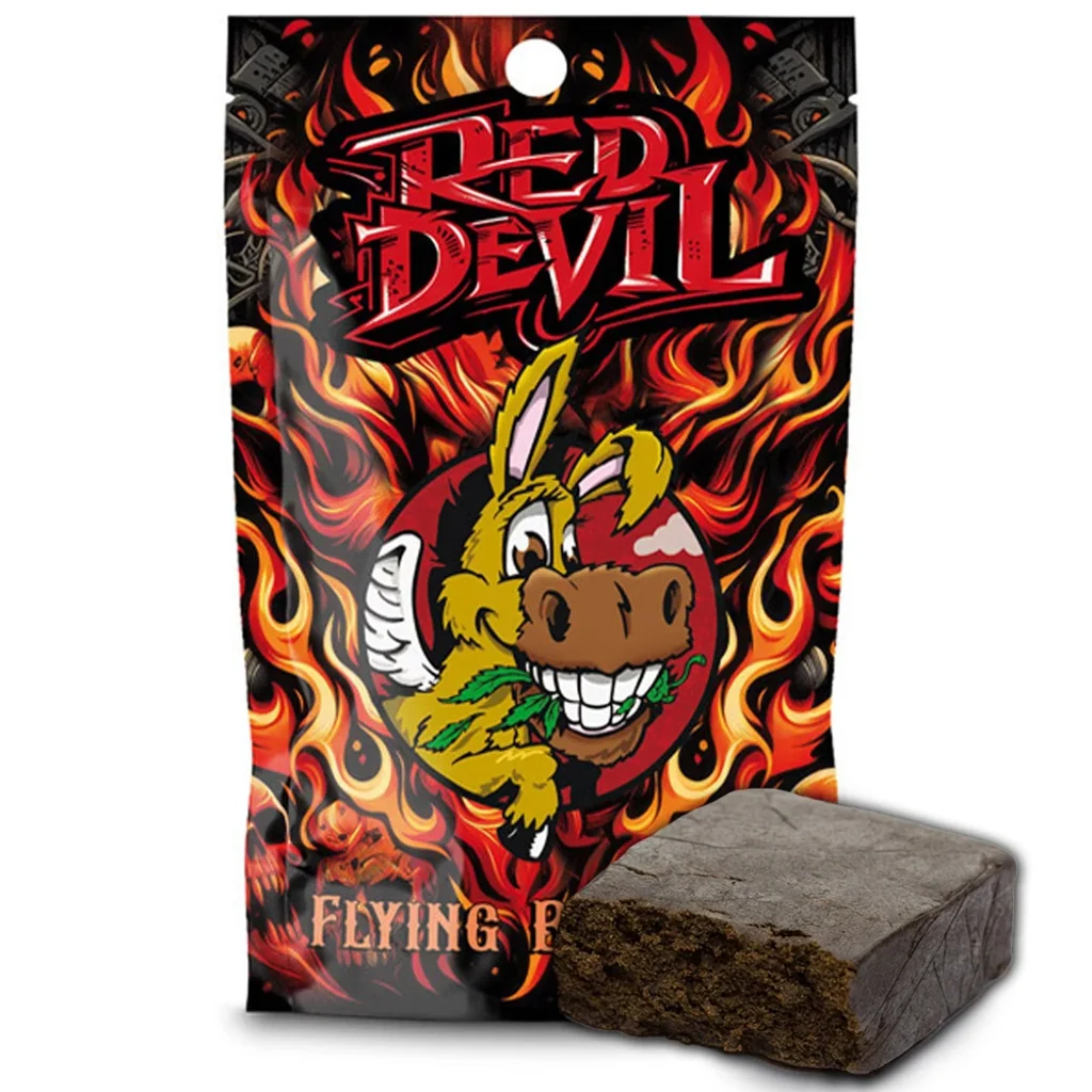 Bolsa Red Devil con llamas y un burro de dibujos, junto a un bloque marrón de CBD Hash Flying Burrito con el interior expuesto.