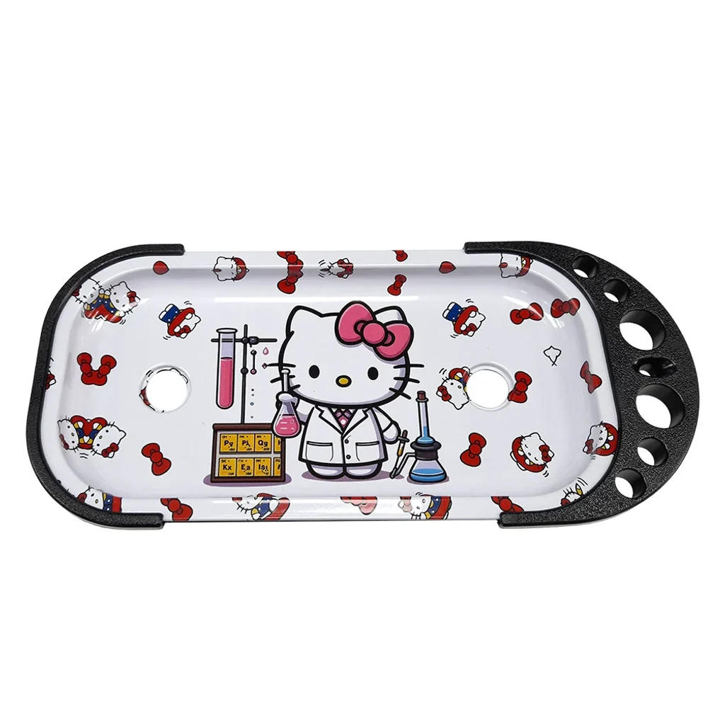 Bandeja de Hello Kitty con bata de laboratorio, dibujos de lazos rojos y bordes negros con varios orificios.
