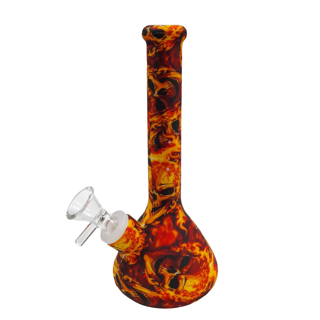 Bong de cuello largo y base abombada, decorado con calaveras y llamas rojas y amarillas, con cazoleta lateral transparente.