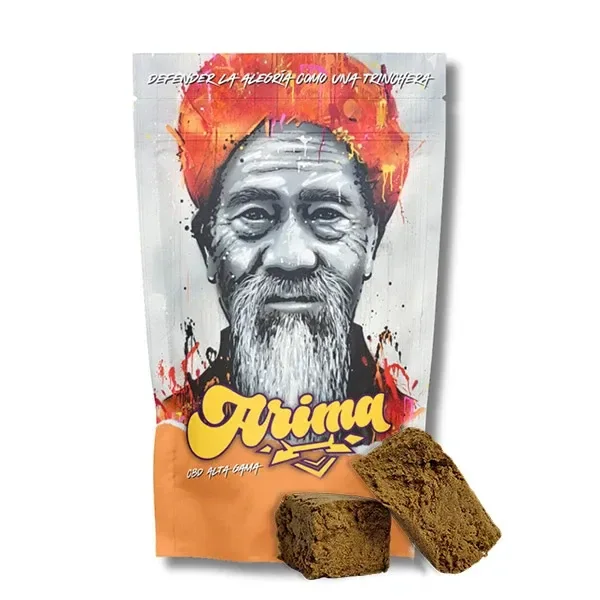 Bolsa Arima con retrato ilustrado de un hombre barbudo y fondo naranja, acompañada de dos bloques marrones de textura granulada.