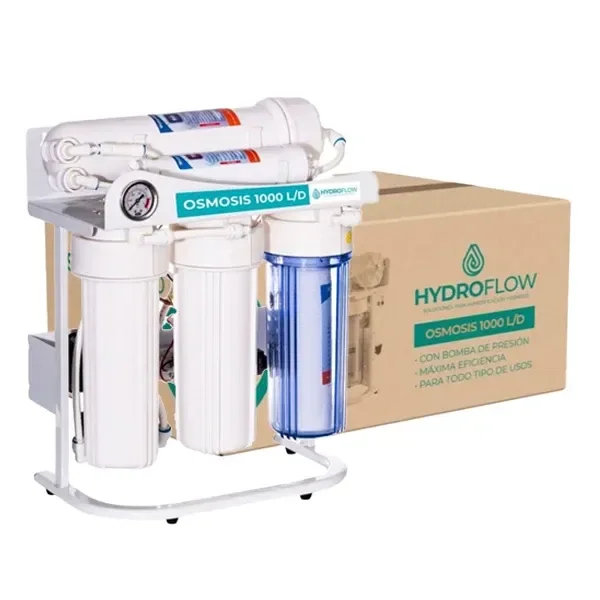 Filtro de ósmosis Hydroflow con tres vasos verticales, cartuchos superiores y manómetro, junto a su caja rotulada «1000 L/D». Filtro de ósmosis Hydroflow con tres vasos verticales, cartuchos superiores y manómetro, junto a su caja rotulada «1000 L/D».