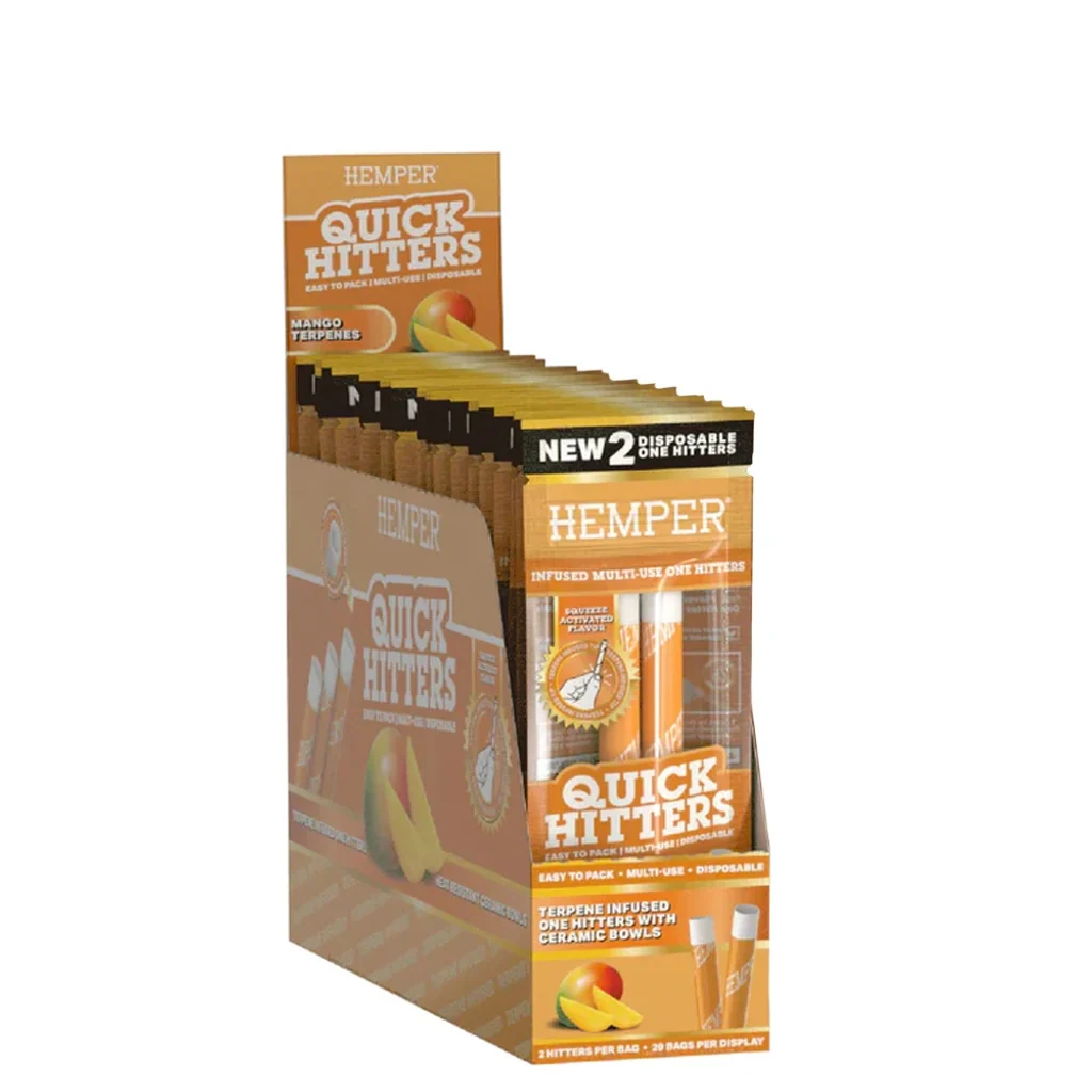 Expositor naranja de pipas One Hitter Quick Hemper Mango, con varios sobres individuales e ilustraciones de mango.