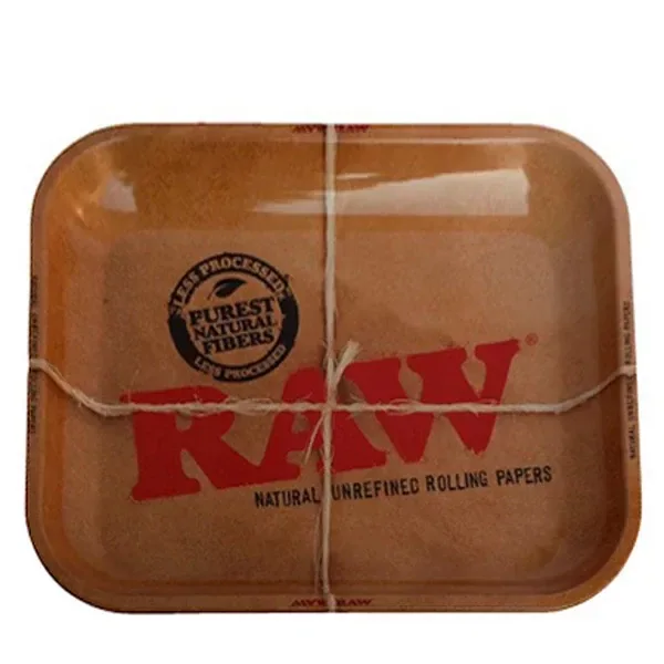 Bandeja RAW Classic marrón de esquinas redondeadas, con logotipo rojo, sello negro y un cordel cruzado sobre la superficie.