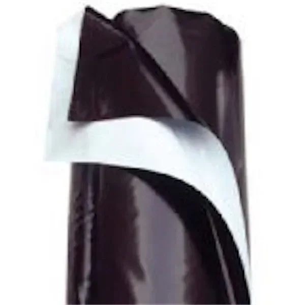 Rollo de plástico con caras negra y blanca, parcialmente desplegado para mostrar ambas superficies sobre fondo blanco. Rollo de plástico con caras negra y blanca, parcialmente desplegado para mostrar ambas superficies sobre fondo blanco.