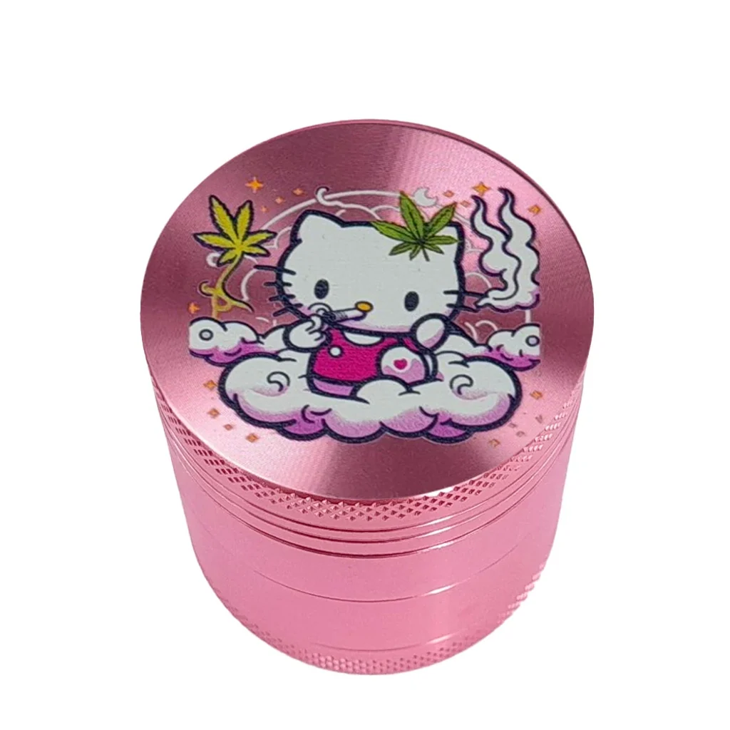 Grinder rosa con bordes estriados y tapa ilustrada con Hello Kitty entre nubes, hojas de cannabis y una columna de humo.